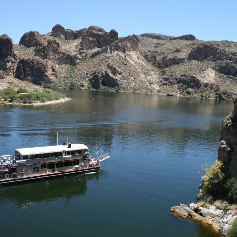 Dolly Steamboat cruise on Canyon Lake