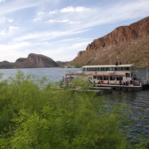 Dolly Steamboat cruises on Canyon Lake